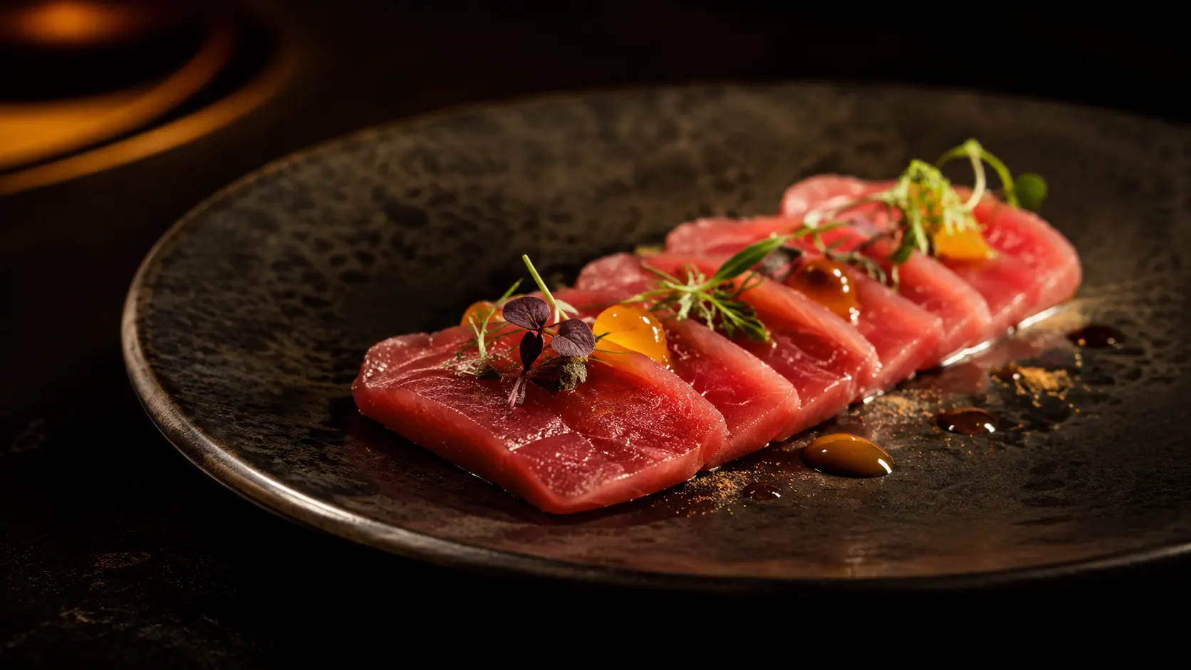 Crudo di tonno rosso su porcellana scura