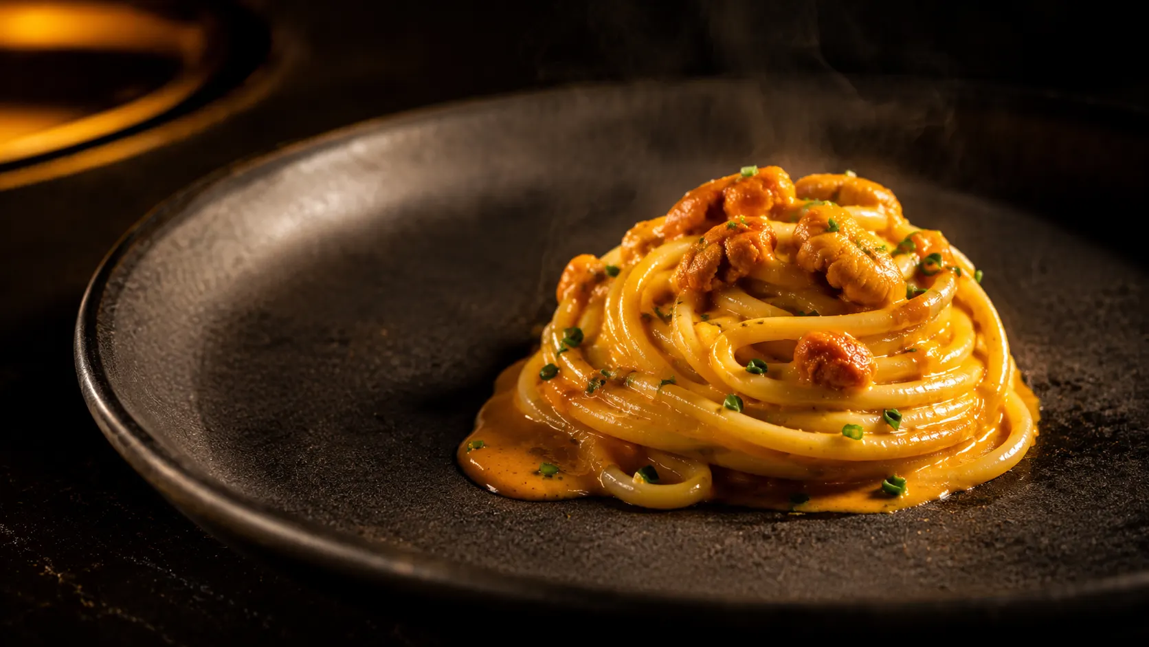 Spaghettone dorato ai ricci di mare, vapore che sale